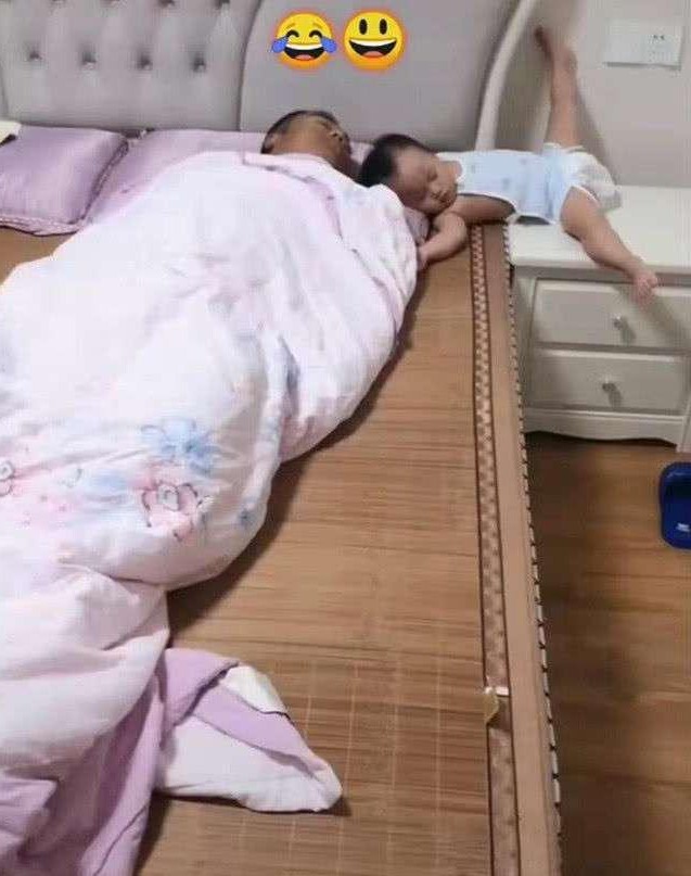 Nhờ chồng ru con ngủ, mẹ bỉm sữa dở khóc dở cười khi mở cửa phòng - 1