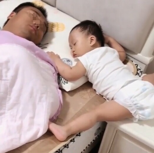 Tư thế nằm của con khiến người mẹ lo lăng·