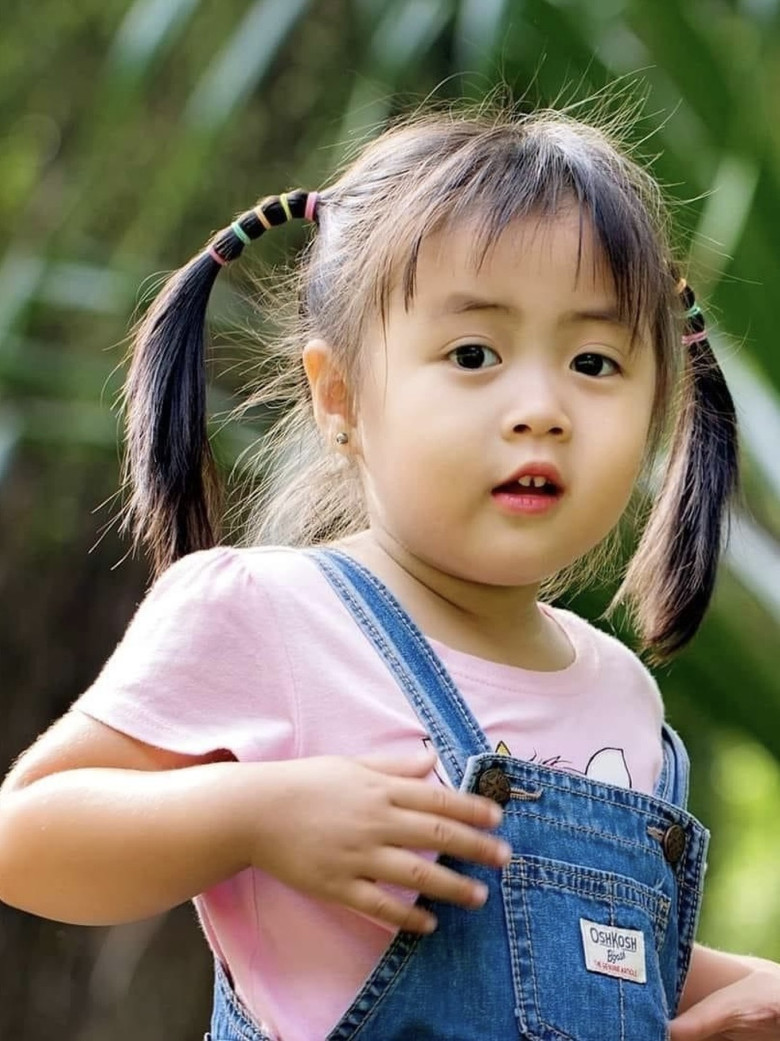 Ngân Chi lúc nhỏ mặt bầu bĩnh, dễ thương.