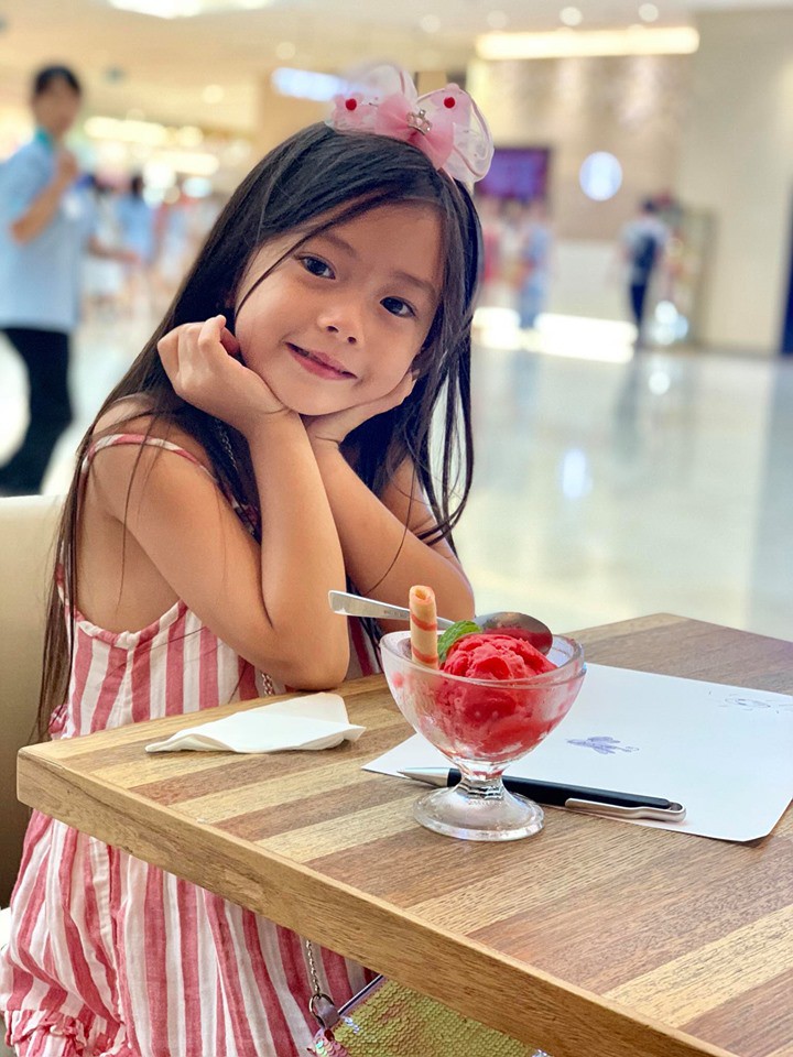 Bé Sol lúc nhỏ rất xinh và đáng yêu.
