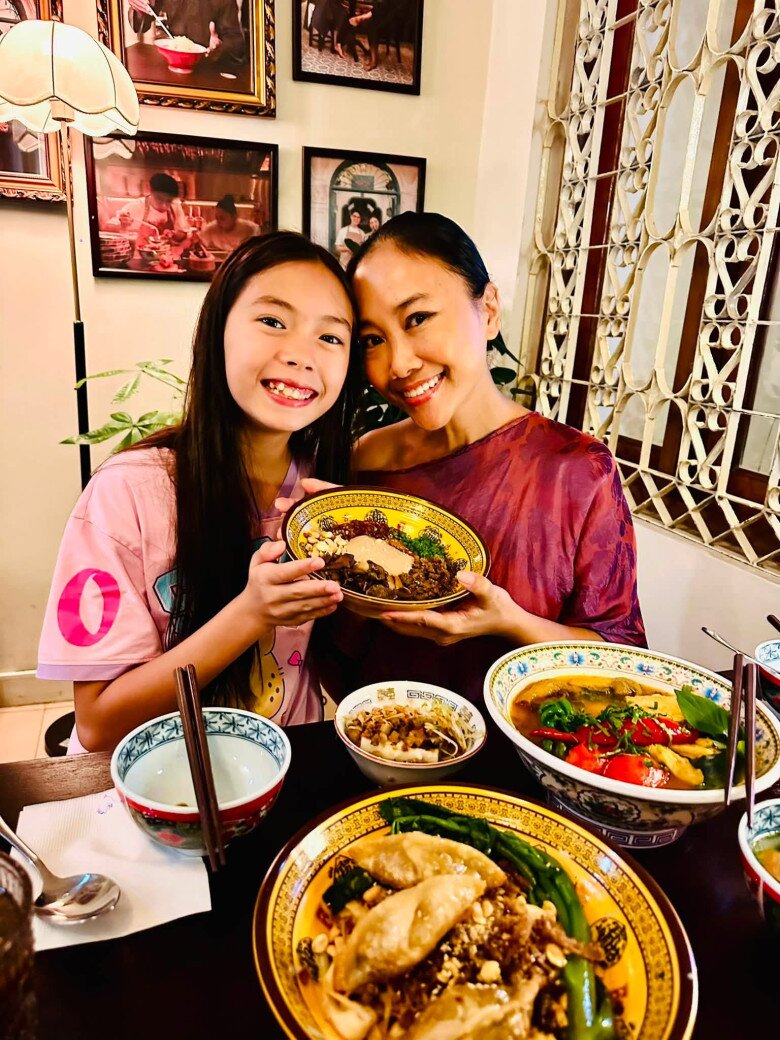 Bé gái lai Tây xinh nhất nhì showbiz Việt khiến dân tình xôn xao với diện mạo tuổi dậy thì, học trường quốc tế 900 triệu - 9