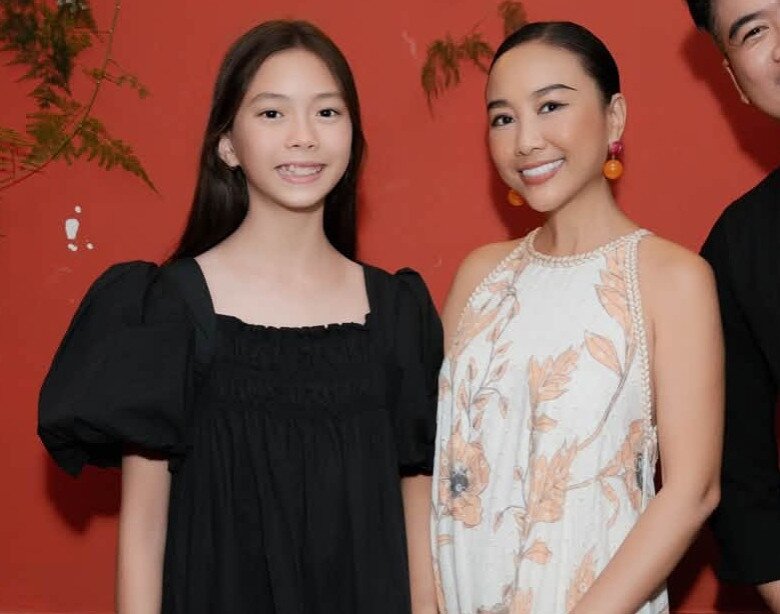 Bé gái lai Tây xinh nhất nhì showbiz Việt khiến dân tình xôn xao với diện mạo tuổi dậy thì, học trường quốc tế 900 triệu - 1