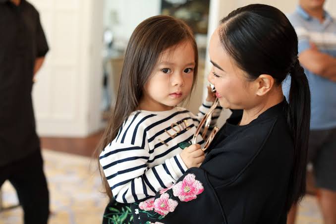 Bé gái lai Tây xinh nhất nhì showbiz Việt khiến dân tình xôn xao với diện mạo tuổi dậy thì, học trường quốc tế 900 triệu - 5