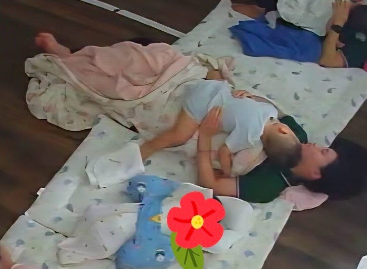 Cậu bé ngủ ngon lành khi được cô ôm, vỗ về lúc ngủ.