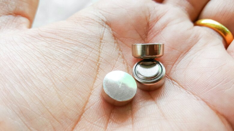 Viên pin nhỏ xíu rất dễ khiến trẻ tưởng nhầm là kẹo nên bỏ vào miệng. Ảnh minh họa