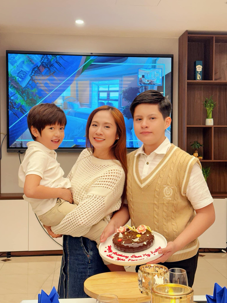 Diễn viên Thanh Thúy bên 2 con trai.