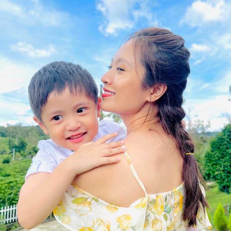 Bé Tết lúc nhỏ bên mẹ.