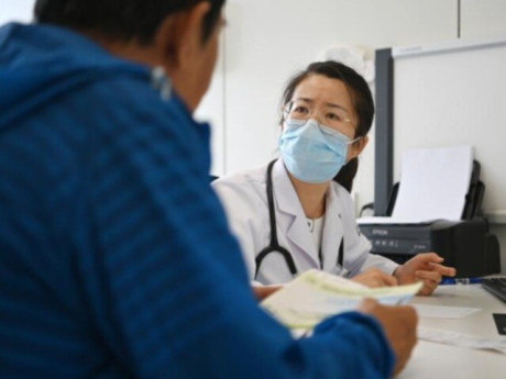 Vợ hiếm muộn 3 lần thụ tinh ống nghiệm thất bại, BS không kê thuốc chỉ viết 6 chữ cho người chồng