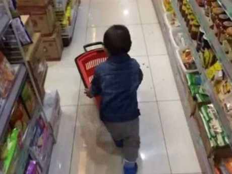 Con lén giấu đồ của siêu thị mang về nhà, ứng xử thông minh của người mẹ khiến ai cũng tấm tắc khen