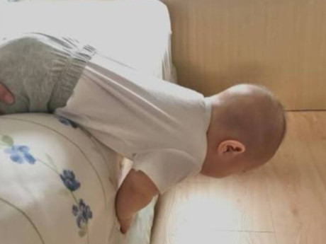 Bố mẹ xử lý sai cách, con trai 7 tháng tử vong sau cú ngã từ trên giường xuống đất