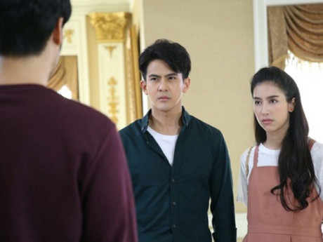 Vợ đi họp lớp cấp 3 gặp lại người yêu cũ, một tháng sau tôi choáng váng khi thấy món đồ của em trong nhà tắm