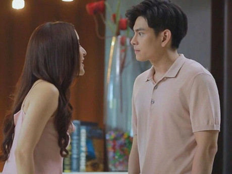 Chồng đi làm để quên điện thoại ở nhà, màn hình vừa sáng lên, tôi giận run người khi thấy tin nhắn từ vợ cũ của anh