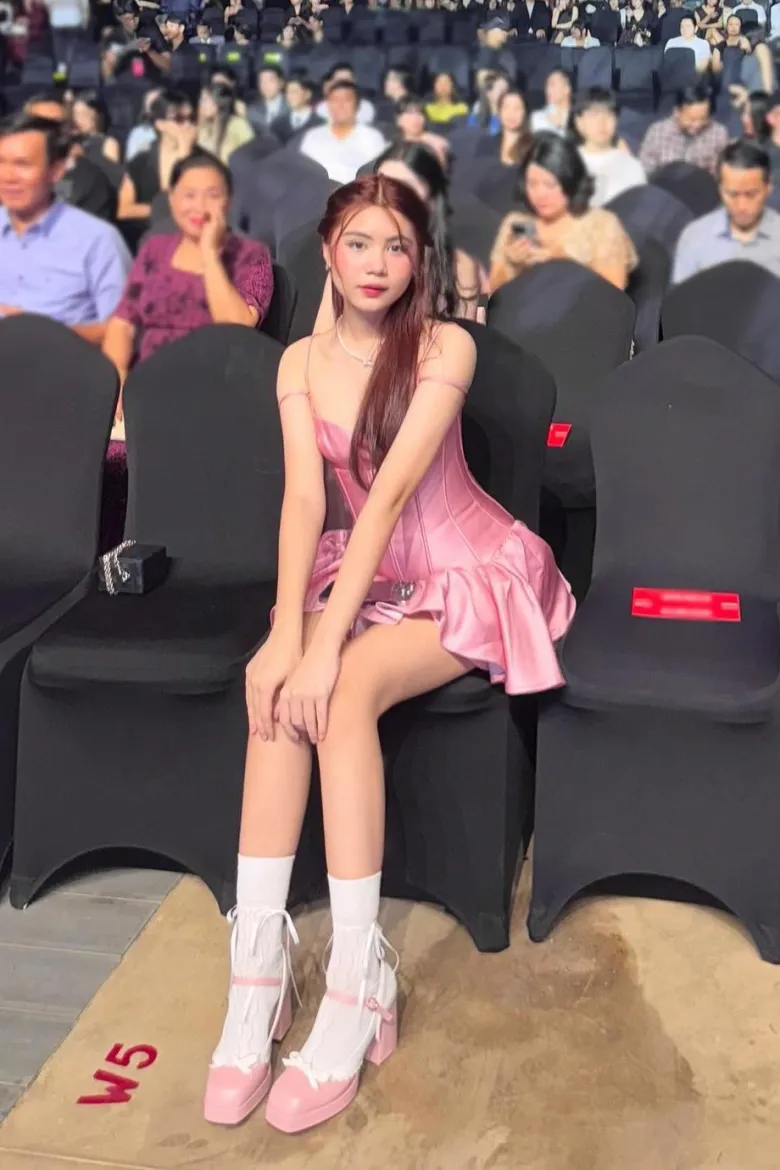 Lọ Lem con gái Quyền Linh quay clip nhảy với bạn trai, em gái Hạt Dẻ lọt vào vài giây mà ai cũng ngỡ ngàng - 13