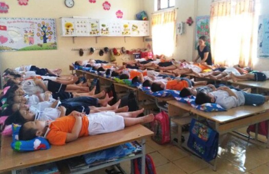 Cảnh ngủ trưa nằm trên bàn thường thấy ở nhiều trường tiểu học. Ảnh minh họa