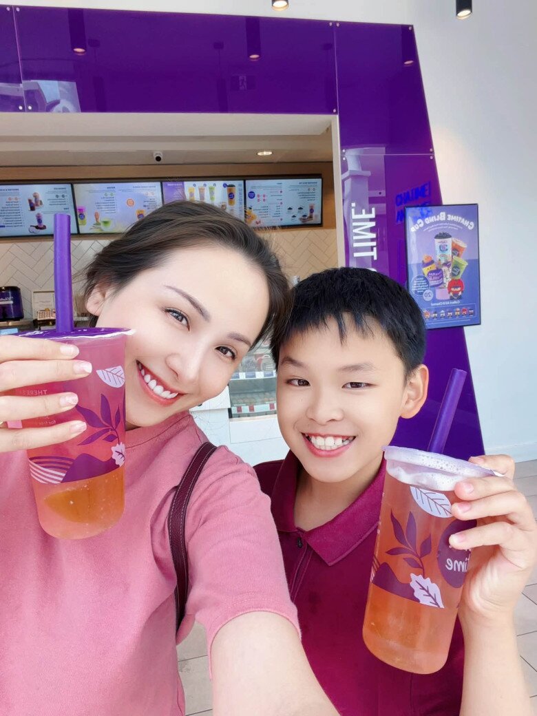 Hoa hậu Việt cho con trai 11 tuổi đi dọn rác, khuân vác đồ, bán trà đá vỉa hè ở Canada - 6