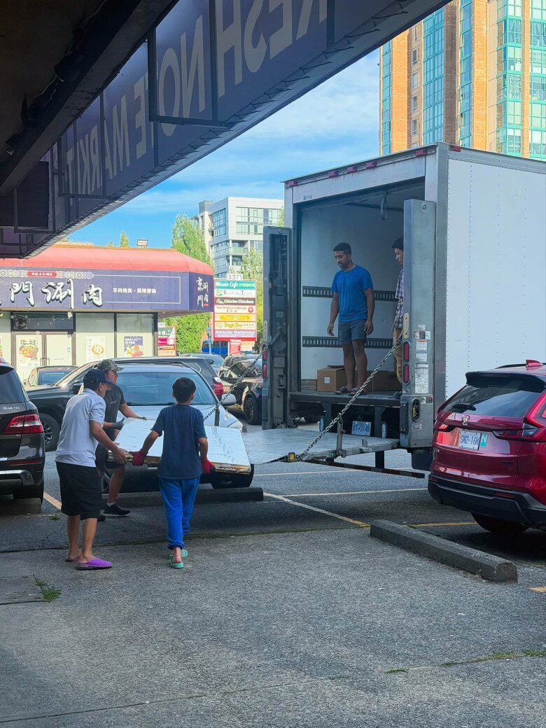 Hoa hậu Việt cho con trai 11 tuổi đi dọn rác, khuân vác đồ, bán trà đá vỉa hè ở Canada - 1