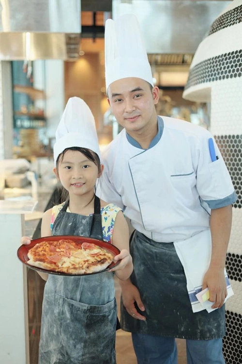 Hoàng Bách dẫn con gái đi cà phê sáng, nhân viên phục vụ nói một câu khiến bố cười tủm tỉm, con gái đỏ mặt - 5