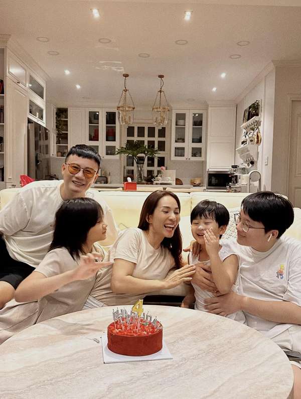 Hoàng Bách dẫn con gái đi cà phê sáng, nhân viên phục vụ nói một câu khiến bố cười tủm tỉm, con gái đỏ mặt - 6