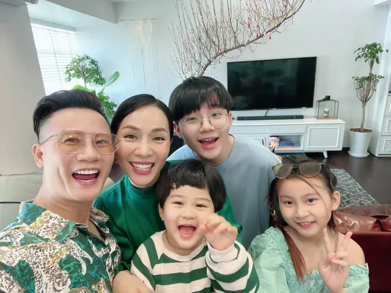 Gia đình Hoàng Bách, bà xã Thanh Thảo và 3 con.