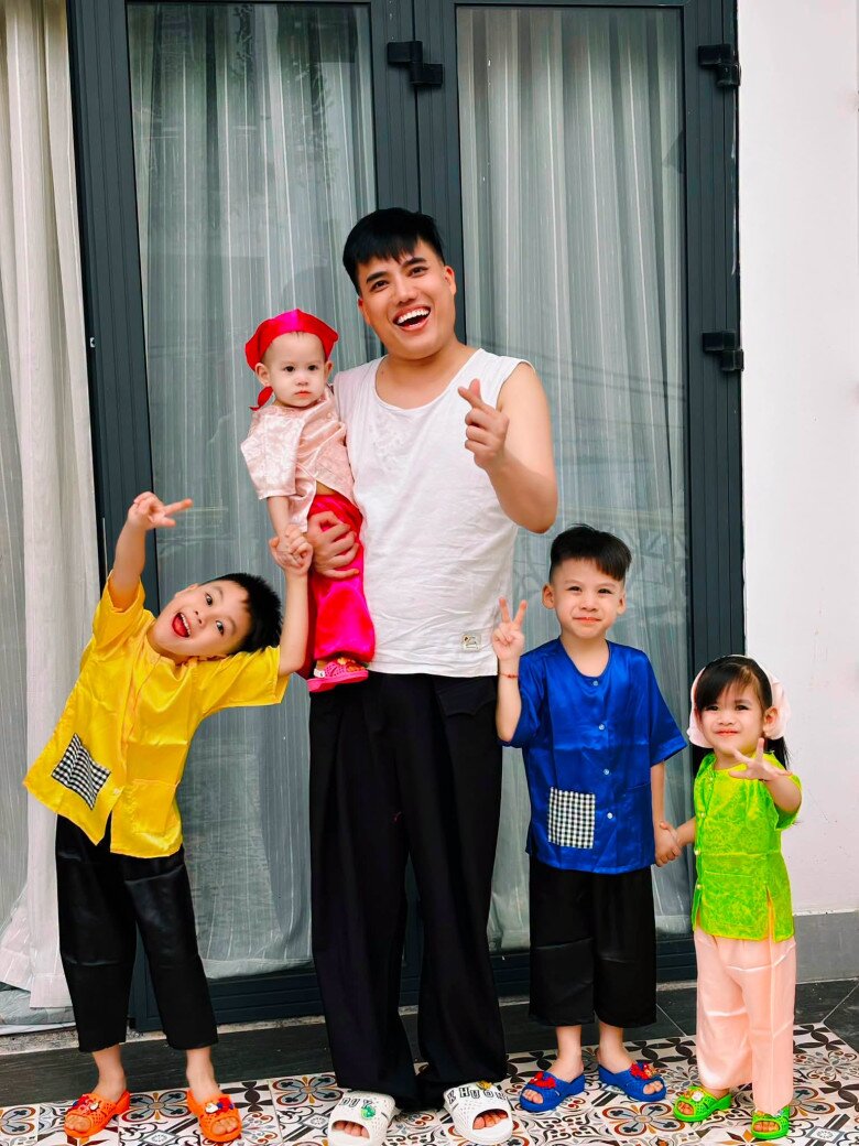 Học trò Trấn Thành có con thứ 5 với hot girl kém 8 tuổi, mâm cúng đầy tháng trông khác lạ, nhìn kỹ mới thấy xa hoa - 12