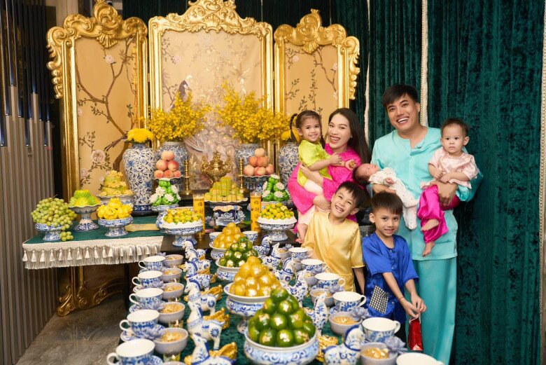 Học trò Trấn Thành có con thứ 5 với hot girl kém 8 tuổi, mâm cúng đầy tháng trông khác lạ, nhìn kỹ mới thấy xa hoa - 3