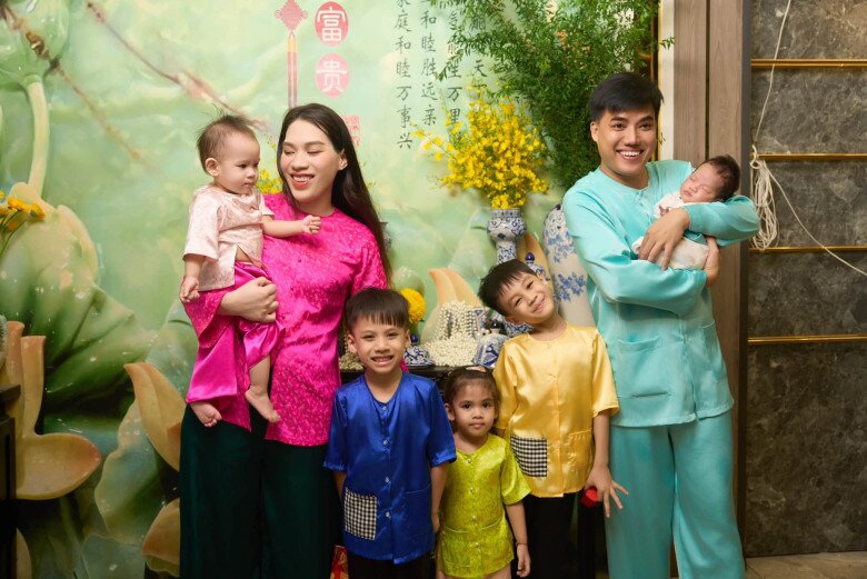 Cặp cha mẹ và 5 con đáng yêu, em bé út do Duy Khương bế.