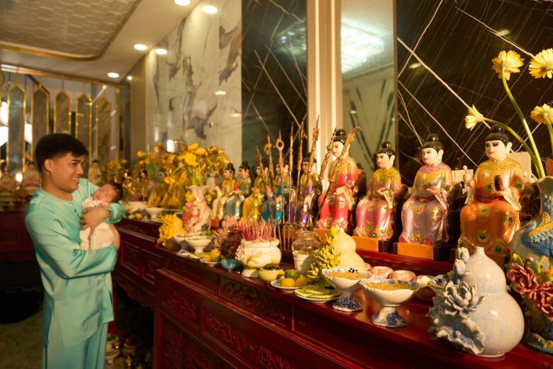 Ông bố dành riêng một bàn để đặt lễ vật cảm ơn các bà Mụ.
