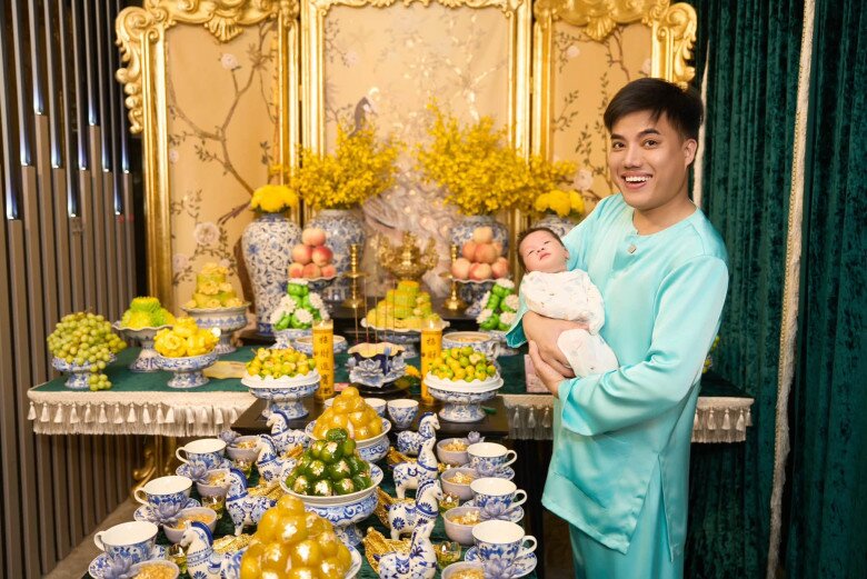 Học trò Trấn Thành có con thứ 5 với hot girl kém 8 tuổi, mâm cúng đầy tháng trông khác lạ, nhìn kỹ mới thấy xa hoa - 4