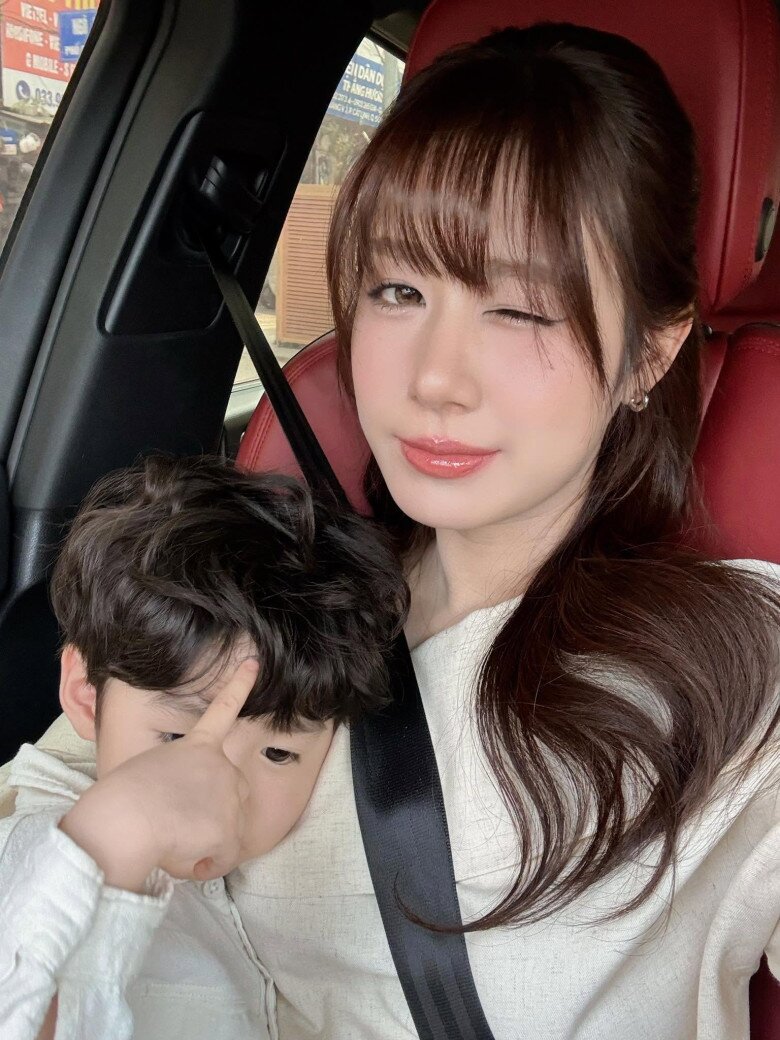 Hot mom Hà thành và con trai Dừa.