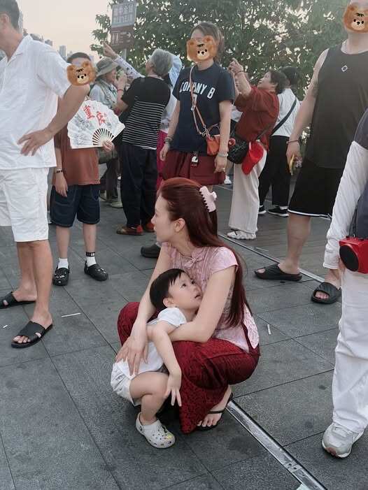 Cảnh chăm con khi đi du lịch cũng bơ phờ như bao người mẹ khác.