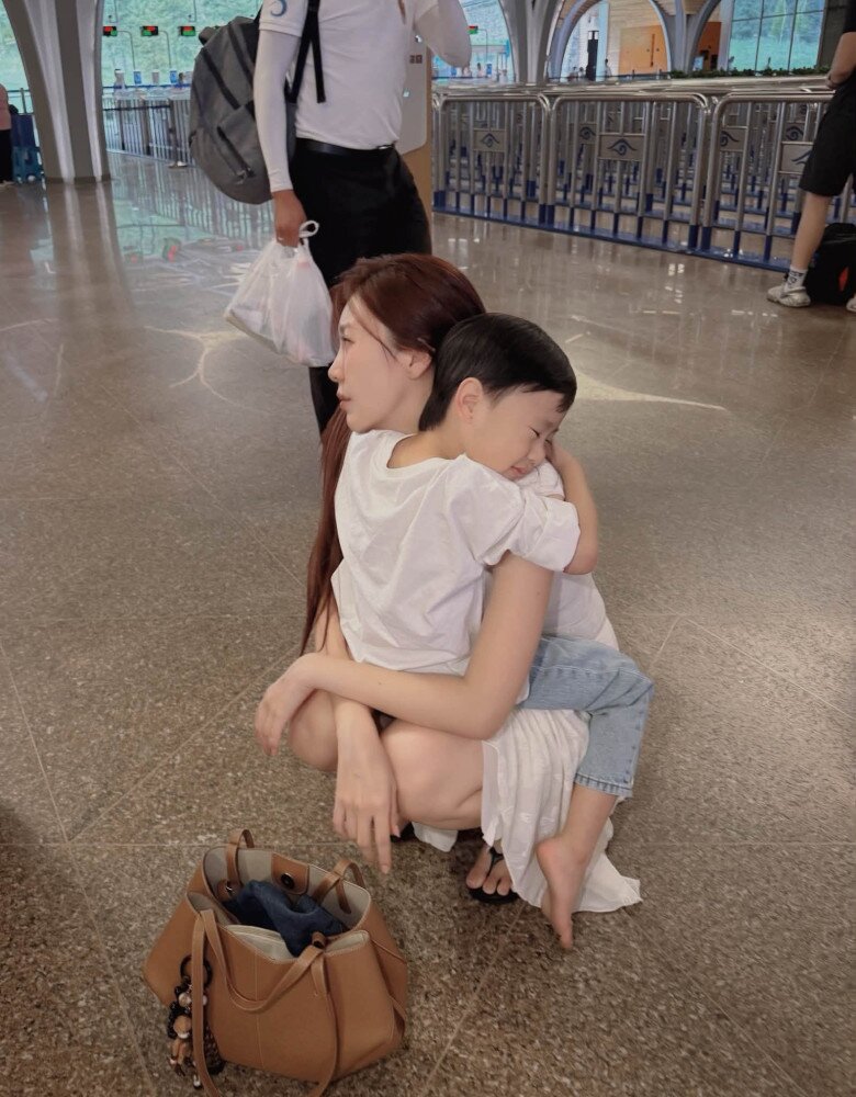 Vì con trai mệt nên cô phải bế, cõng suốt.