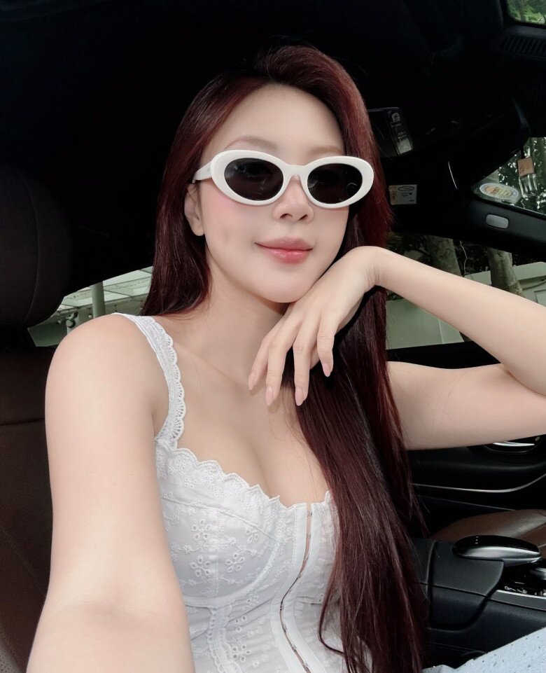 Hot mom Hà thành nổi tiếng xinh đẹp, có cuộc sống sang chảnh vạn người mơ.