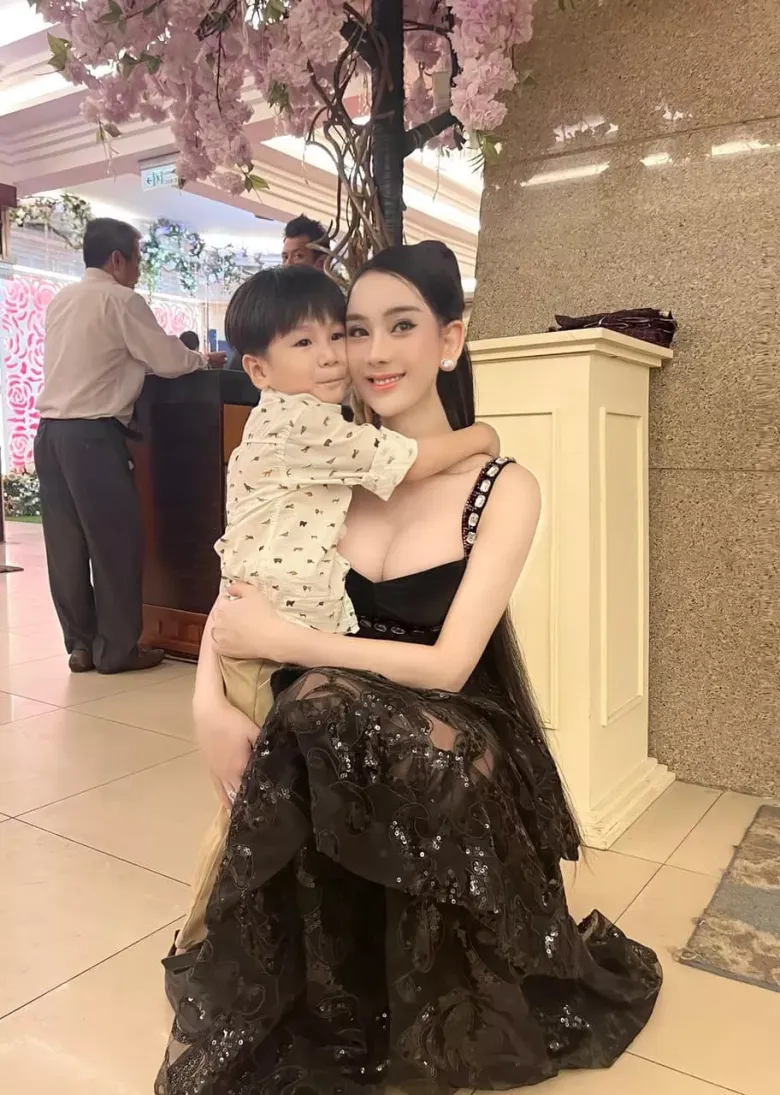 Lâm Khánh Chi khoe con trai được bố nuôi là đại gia mì gói bạc tỷ ở Cần Thơ cưng chiều - 5