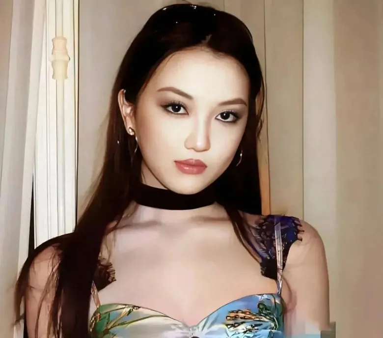 Con gái hở hàm ếch của Lý Á Bằng gây kinh ngạc vì dậy thì xinh khác hẳn lúc nhỏ, cao 1m75, dáng đẹp chuẩn người mẫu - 6