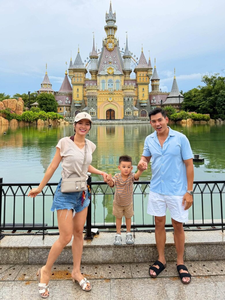 Vợ chồng Phương Trinh thường xuyên đưa các con đi du lịch để khám phá và gắn kết.