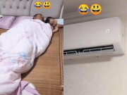 Yêu con - Nhờ chồng ru con ngủ, mẹ bỉm sữa dở khóc dở cười khi mở cửa phòng