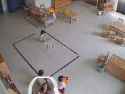 Yêu con - Camera giám sát ghi lại cảnh cô giáo đưa con vào khóc khuất, mẹ Việt bật cười khi thấy hành động tiếp theo của cô trò