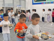Yêu con - Bữa trưa ở trường đầy áp lực của các em học sinh tiểu học khiến dân mạng lo lắng khi xem