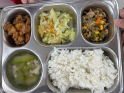 Yêu con - Cơm trưa 35 nghìn đồng của học sinh tiểu học Hà Nội, nhìn kỹ nhiều phụ huynh gửi ảnh cơm trường con mình để so sánh