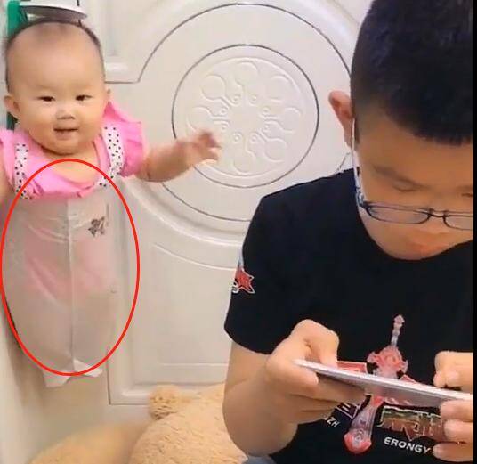 Nhờ con trai ở nhà trông em ít phút, mẹ amp;#34;bó tayamp;#34; khi trở về thấy con lủng lẳng nơi tay nắm cửa - 2
