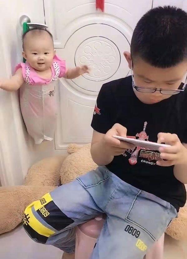 Nhờ con trai ở nhà trông em ít phút, mẹ amp;#34;bó tayamp;#34; khi trở về thấy con lủng lẳng nơi tay nắm cửa - 1