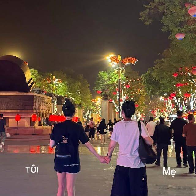Nhìn từ phía sau khó có thể phân biệt được bà mẹ U60 và con gái 2001.
