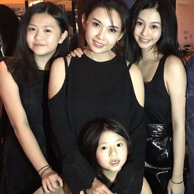 Nữ diễn viên 58 tuổi khiến nhiều người không tin là mẹ của con gái hot girl 2001, được yêu cầu bỏ khẩu trang - 7