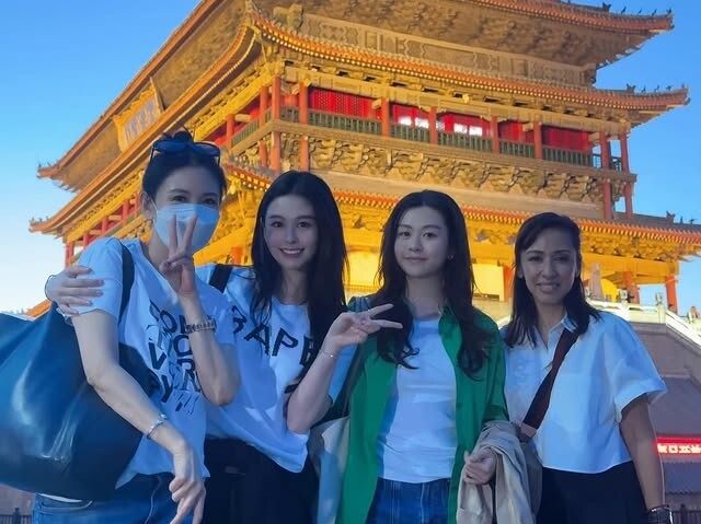 Khâu Thục Trinh (đeo khẩu trang) và hai con gái bên cạnh.