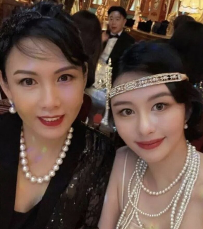Hot mom và các con của cô rất được chú ý tại nước này.