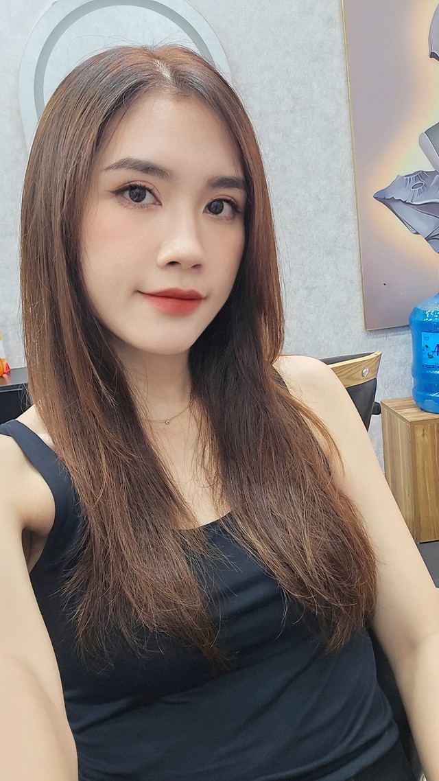 Nữ sinh Hà thành đi xe máy rụng pô gặp nam diễn viên hơn 13 tuổi, sau cưới thành vợ Phó giám đốc, đẻ con gái xinh như mẹ - 1