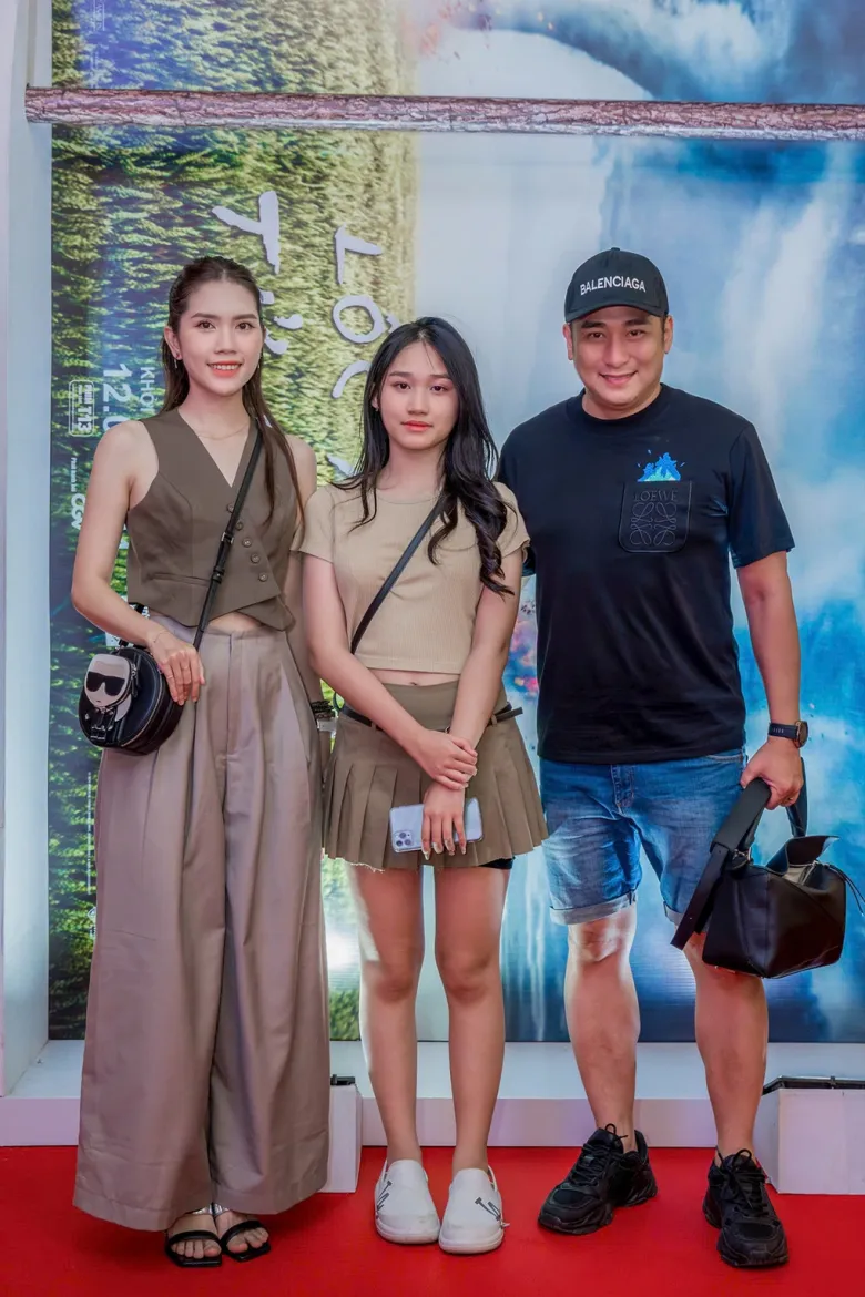 Nữ sinh Hà thành đi xe máy rụng pô gặp nam diễn viên hơn 13 tuổi, sau cưới thành vợ Phó giám đốc, đẻ con gái xinh như mẹ - 7