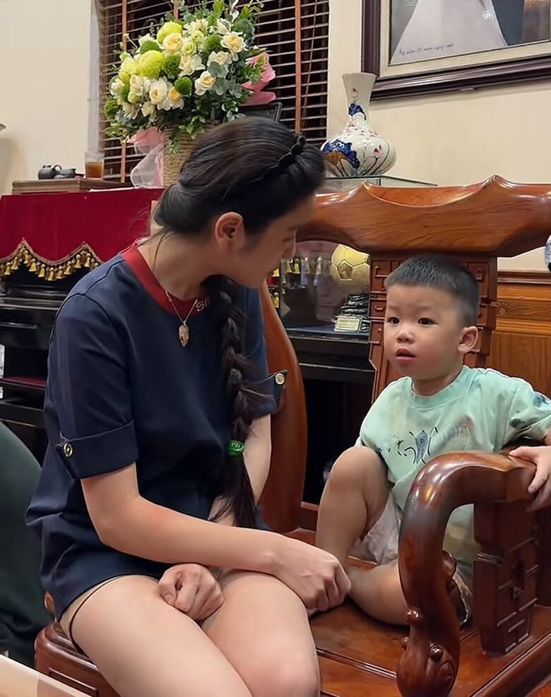 Bà mẹ đã nhẹ nhàng nói chuyện với con để con hiểu ra tất cả.