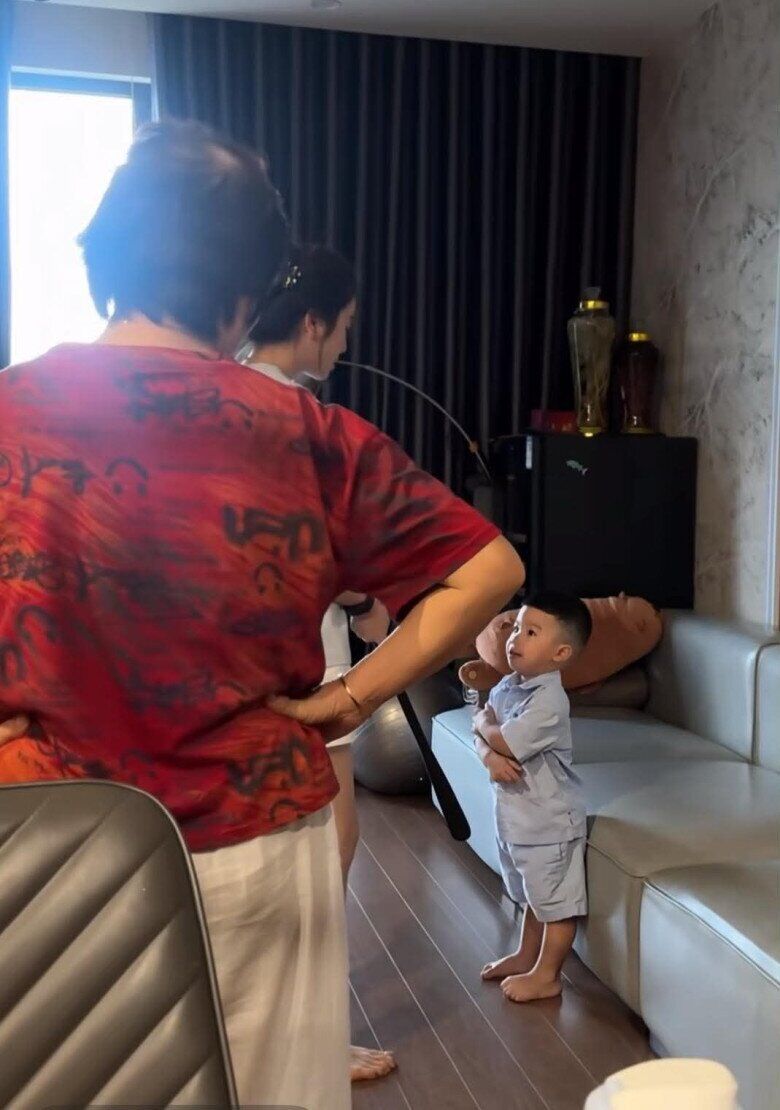 Tất cả người thân chỉ quan sát chứ không can thiệp cách dạy con của Chu Thanh Huyền cũng không cứu Lido khi mẹ bé chưa cho phép.