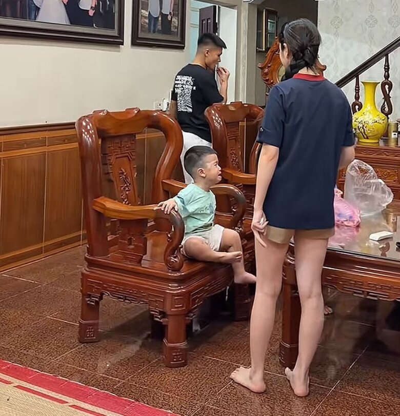 Chu Thanh Huyền phạt con nhưng ai cũng chú ý phản ứng của Quang Hải và bố chồng đứng bên cạnh - 7